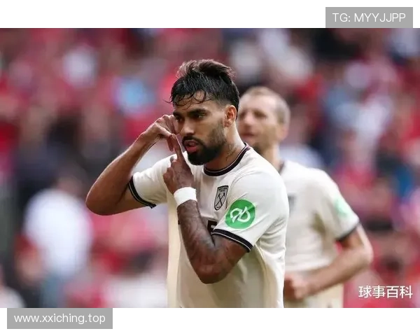 巴西国脚帕奎塔右手骨折佩护具出战